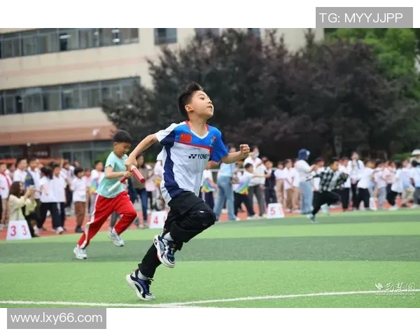 足球乔丹的传奇之路：从篮球场到绿茵场的华丽转身与不屈精神